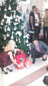 Rob Mills & Gretel Scarlett sing a Christmas tune